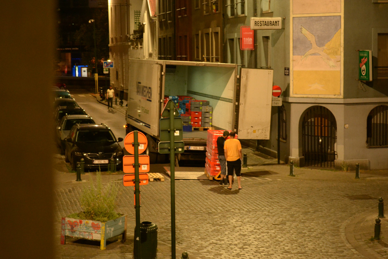 De vrachtwagen – tegen de richting in de straat ingereden – wordt gelost. Het geratel van de pallettrucks op kasseien maakt de buren stapelgek.  Beeld RV