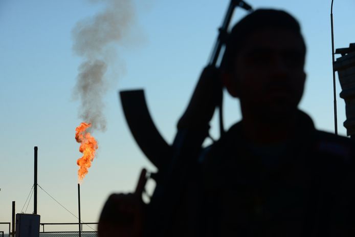 Een strijder van de Koerdische militie YPG beschermt met een kalashnikov in zijn hand een olieveld in het noordoosten van Syrië. Archieffoto.