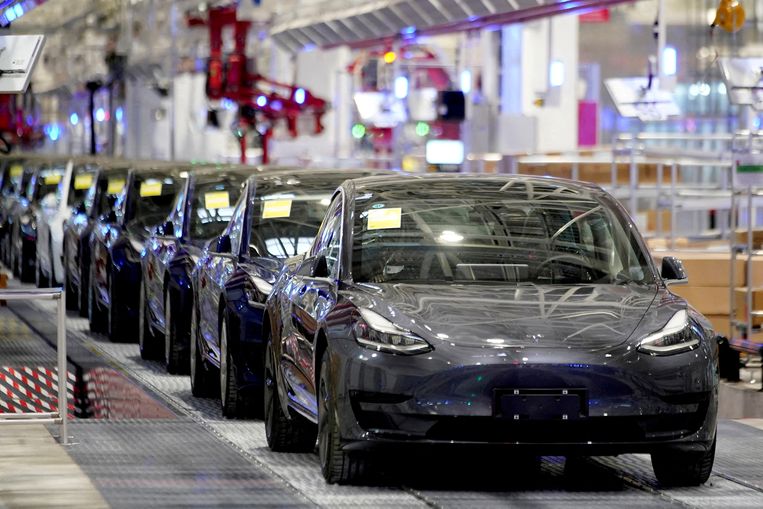 De Tesla Model 3 wordt geassembleerd in een fabriek in Shanghai. Beeld REUTERS