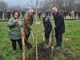 De laatste boom wordt geplant.