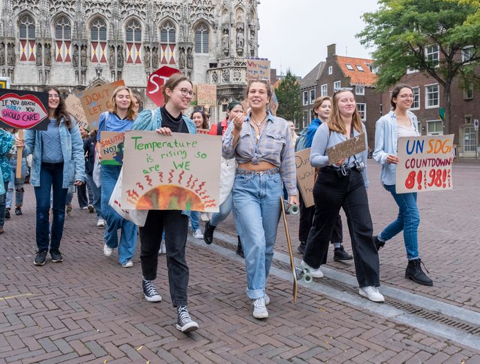 Zeeuwse studenten liepen vrijdagochtend een klimaatmars in Middelburg.