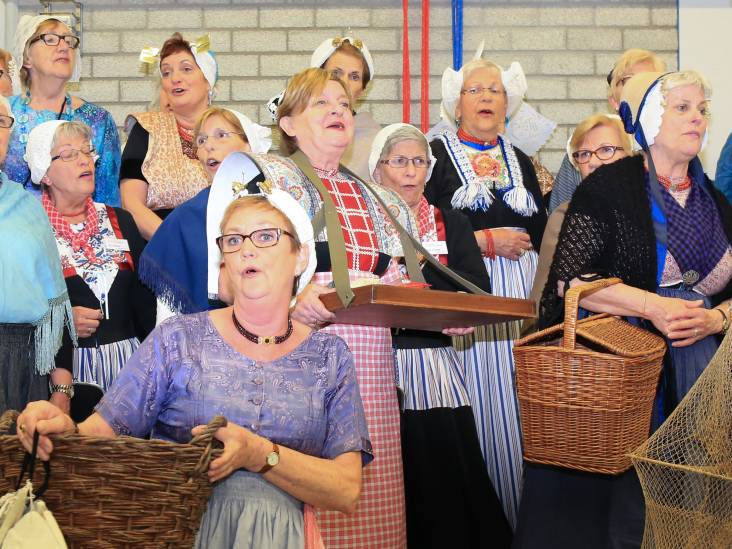 De pracht van klederdracht: geen enkel koor heeft zulke aparte kleding als dit viswijvenkoor