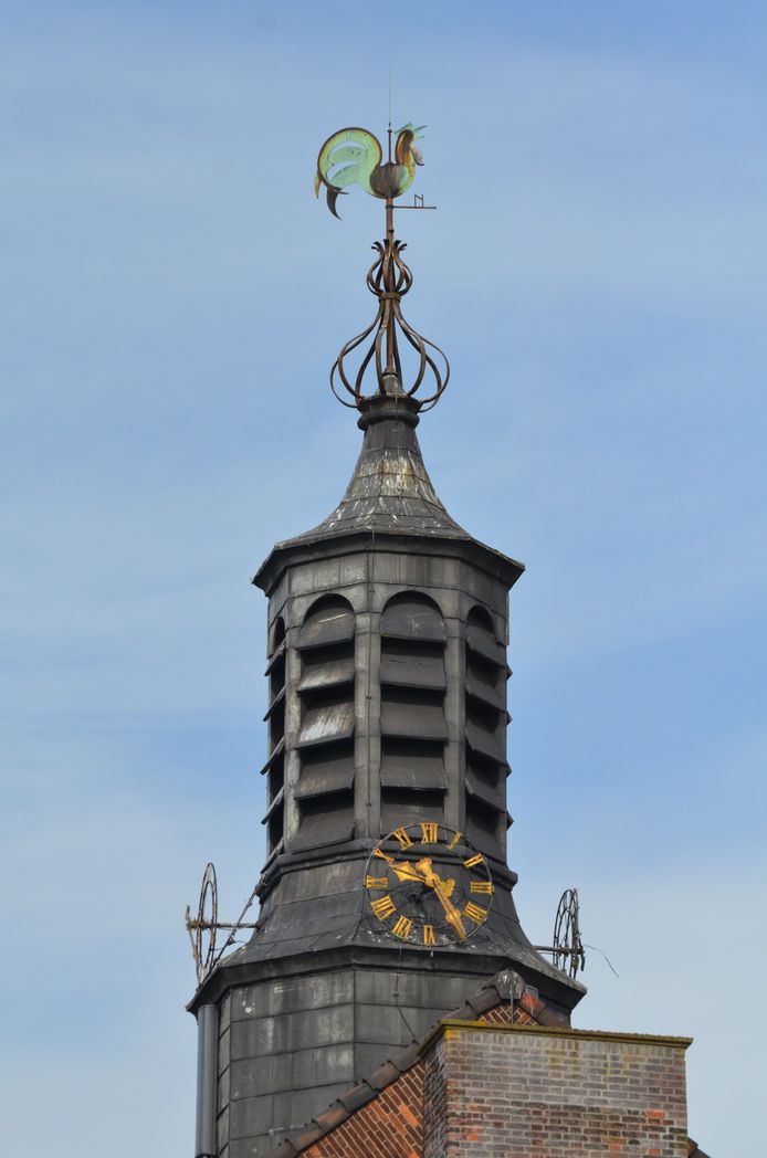 De kerktoren in Renkum is binnenkort weer aan alle vier de kanten bij de tijd.