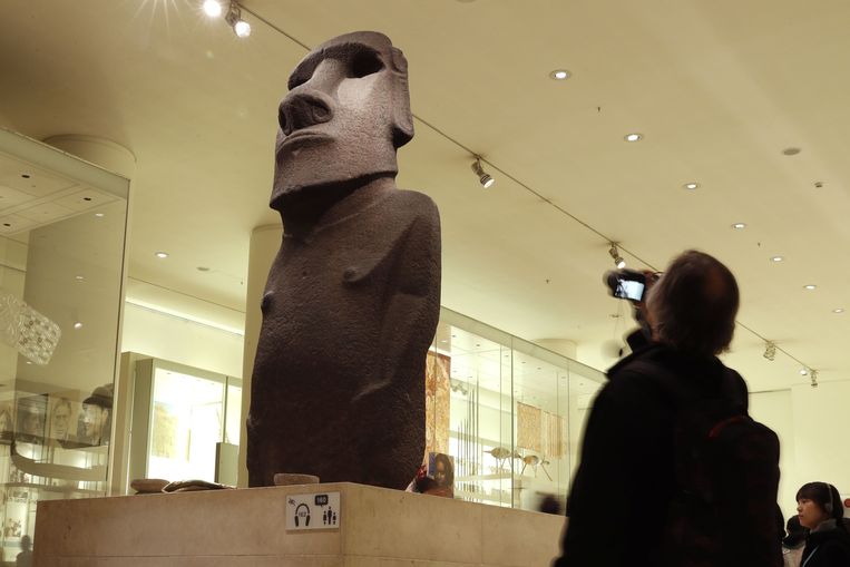 Moai ‘Hoa Hakananai' staat aan de ingang van de Wellcome-galerij in het British Museum in Londen.  Beeld AFP