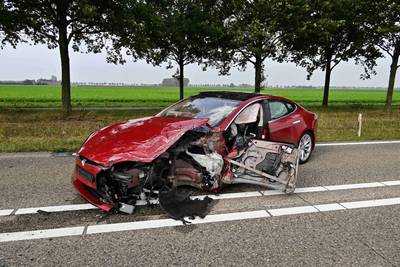 Ravage op weg na harde botsing tussen auto en bestelbusje in Zevenbergschen Hoek