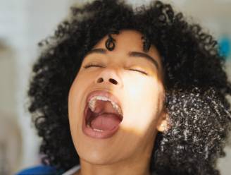 Niet voor gevoelige magen: amandelstenen kunnen de oorzaak zijn van slechte adem. “Kauwgom helpt niet”