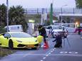De gele Lamborghini waarin de 29-jarige Amsterdammer met een schotwond werd aangetroffen.