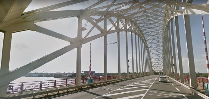 De brug over de Noord tussen Alblasserdam en Hendrik-Ido-Ambacht.