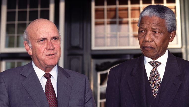 18 mei 1994: net gekozen president Mandela (rechts) en zijn voorganger De Klerk bij het Tuynhuis in Kaapstad, waar zij een coalitieregering gaan vormen. Beeld epa