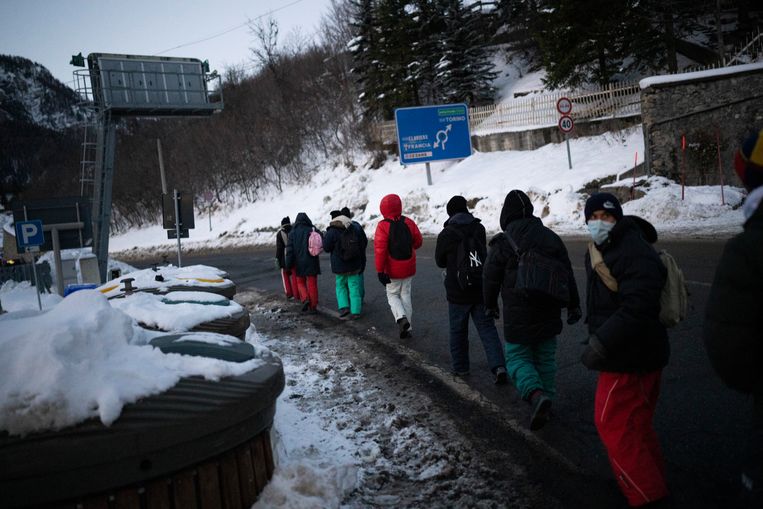 Migranten proberen in Italië te voet de grens met Frankrijk over te steken. Beeld AP