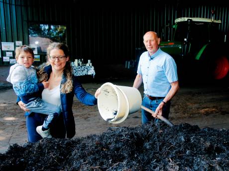 Ilonka maakt boer Wim blij met drollen voor zijn compost: ‘Poep is niet vies, maar rijk aan mineralen’