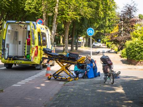 Vrouw op e-bike gewond aan schouder door botsing met auto in Baarn