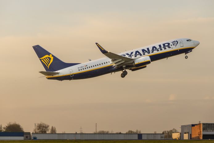 Een toestel van Ryanair stijgt op vanop de luchthaven van Charleroi.