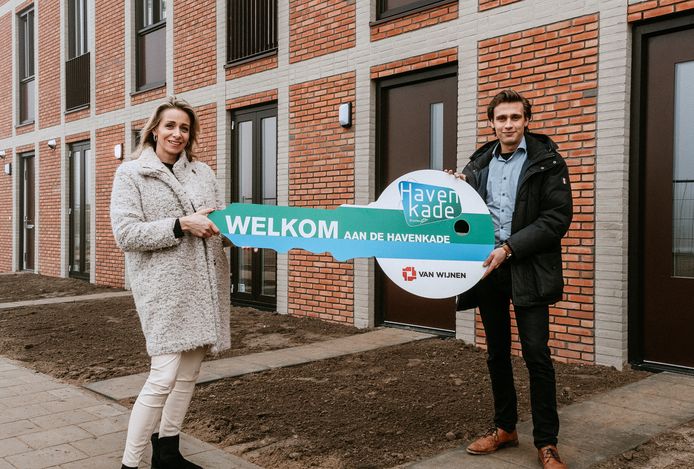 Sleuteloverhandiging door Chantal Visser (commercieel directeur Van Wijnen Lelystad) aan bewoner Dennis Harpe.