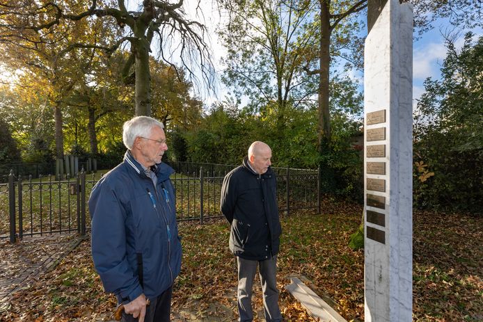 De voorzitter en secretaris van Stichting Herdenking Joods Leven Zwartewaterland, Barend Vinke en Roel Kleine (rechts) bij het monument op de Joodse begraafplaats in Hasselt.