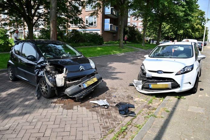 Twee auto's liepen zware schade op bij de aanrijding op de Doctor Schaepmanlaan in Arnhem.