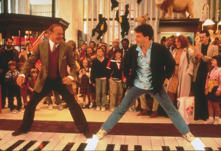 Robert Loggia (links) en Tom Hanks in Big van Penny Marshall. Beeld 