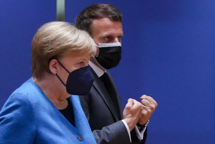 La chancelière allemande Angela Merkel, à gauche, s'entretient avec le président français Emmanuel Macron lors d'une table ronde au sommet de l'UE à Bruxelles, lundi 24 mai 2021. Les dirigeants de l'Union européenne devaient, au cours d'une réunion en personne de deux jours, se concentrer sur les relations étrangères, notamment la Russie et le Royaume-Uni.
