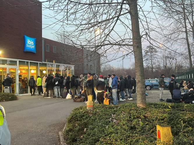 163 mannen uit kraakpand Paleizenstraat naar Ibis-hotel in Ruisbroek gebracht, Bart Somers reageert kwaad: “Deloyaal gewoon”
