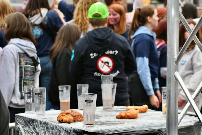 In Roeselare vierden ze de 50 dagen in plaats van de 100 dagen. De jongeren gingen vanaf 6u 's morgens uit de bol op het Polenplein.