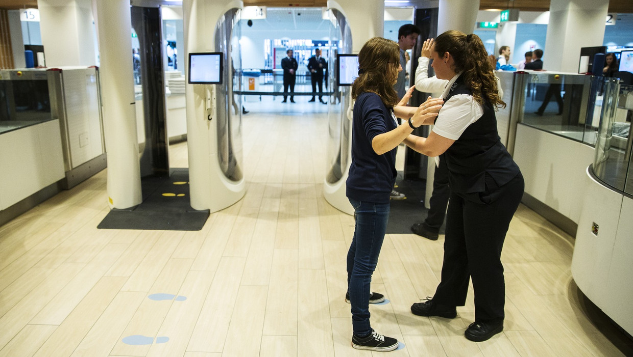 Nieuwe sluis op Schiphol voor de controle op reizigers en hun bagage. Beeld anp