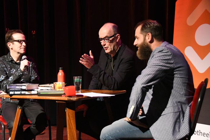 Bart Chabot te midden van de interviewers Peter van der Wijst en de Osse stadsdichter Michel Nierop