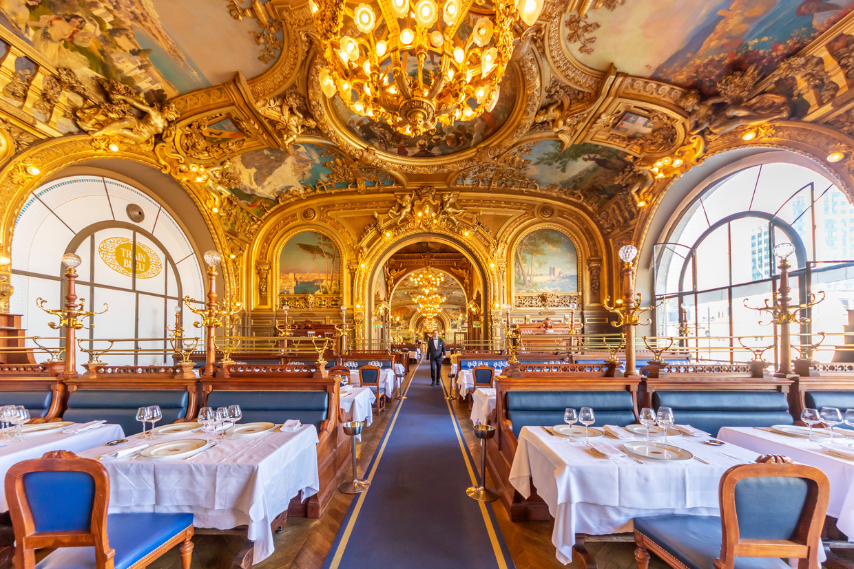 Een juweeltje uit het verleden dat ook vandaag nog schittert: restaurant Le Train Bleu in het Gare de Lyon, waar je voor vertrek deftig kunt dineren. Beeld Sander Groen