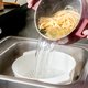 Met dít trucje wordt pasta afgieten nóg makkelijker