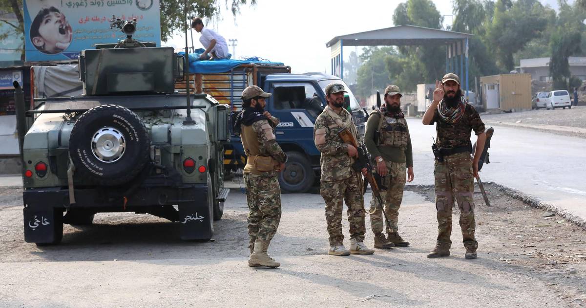 I talebani arrestano 18 persone, tra cui un americano  al di fuori