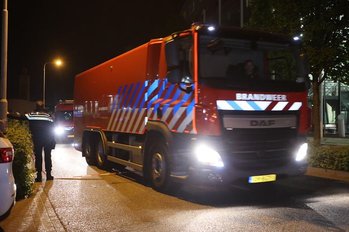 Naast meerdere politiewagens kwamen ook meerdere brandweerwagens naar de plek van de bommelding.