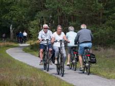 Zomerdrukte op smalle Veluwse fietspaden: ‘Hoe houd je afstand op een pad dat 1,60 meter breed is?’