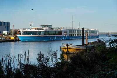 Asielboot meert aan in haven Lage Zwaluwe, maandag arriveren Oekraïense vluchtelingen