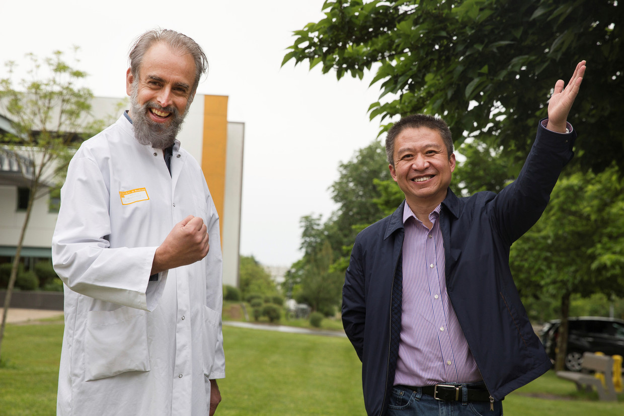 Infectioloog Denis Malvy en Laurent Chu, de eerste coronapatiënt van Europa.  Beeld Kasia Wandycz