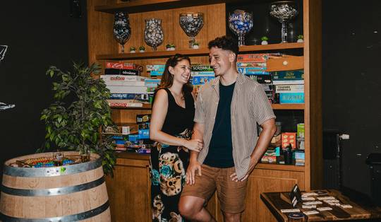 ‘Hij durfde niet tegen me te praten door mijn resting bitch face. Vandaar dat hij me gekocht heeft’: hoe Sarah en Zjef elkaar vonden