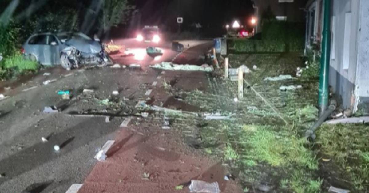 Auto crasht na achtervolging in Gilze, ravage enorm, bestuurder slaat op de vlucht