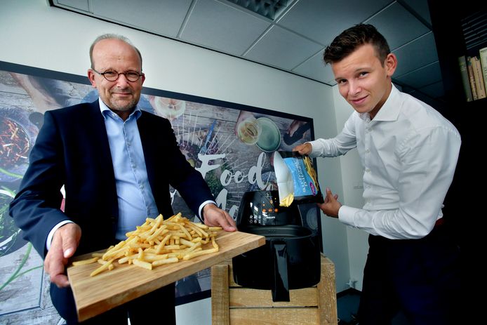 Bram Muilwijk en zoon Onno zijn zelf dol op hun friet.