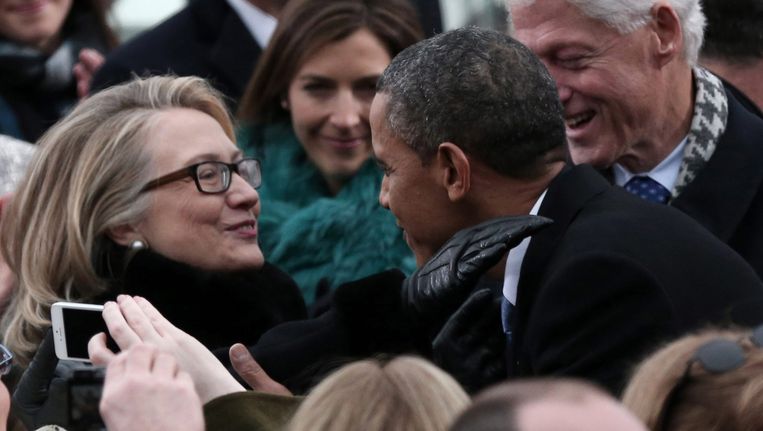 Hillary Clinton groet Barack Obama. Beeld EPA