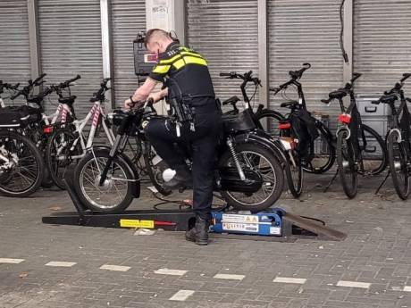 Zonder rijbewijs of helm: politie controleert vijftien scooters, bij overgrote deel blijkt wat mis