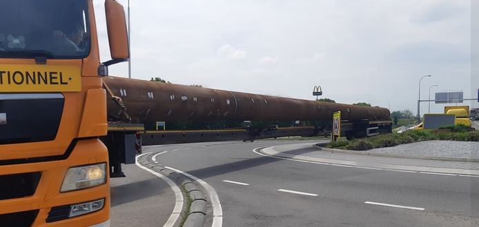 Een voertuig van liefst 36 meter moest stapje voor stapje keren op een rotonde in Waalwijk.