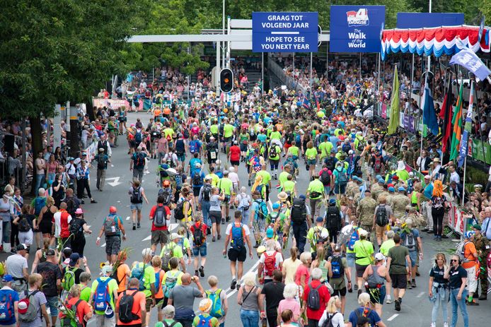 Optimaal gereedschap bronzen Dit was de intocht van de 103de Vierdaagse: 41.235 lopers over de finish en  veel gekte | Vierdaagse 2019 | gelderlander.nl