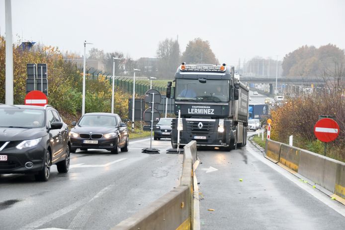Verschillende truckers waren verrast en moesten noodgedwongen weer achteruit, omdat ze omwille van de vrachtwagensluis niet langer de linkervoorsorteerstrook kunnen gebruiken op de afrit van de buitenring R8 in Bissegem.