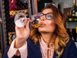 Topsommelier Sepideh testte 5 alcoholvrije schuimwijnen en was aangenaam verrast door de spotgoedkope wijn van Aldi