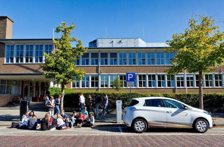 Een Renault Zoe van We Drive Solar wordt slim opgeladen met stroom uit zonnepanelen op het dak van een Utrechtse school. Beeld We Drive Solar