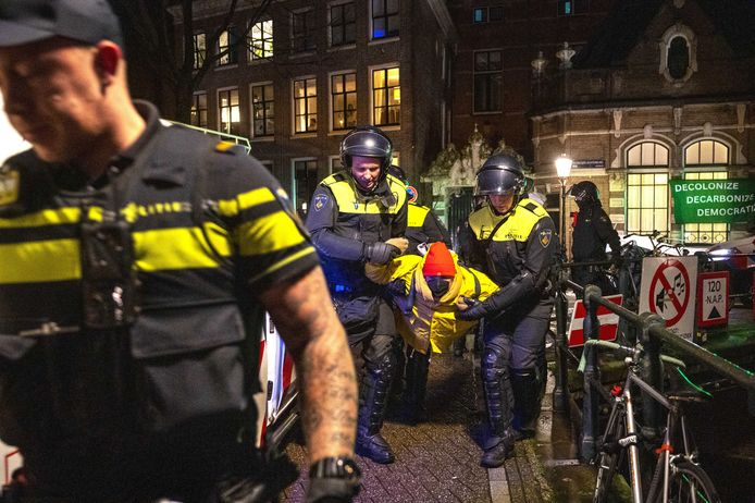 Politie grijpt in bij de bezetting van de Universiteit van Amsterdam door tientallen klimaatactivisten. De groep eist dat de UvA de samenwerking met Shell stopt.
