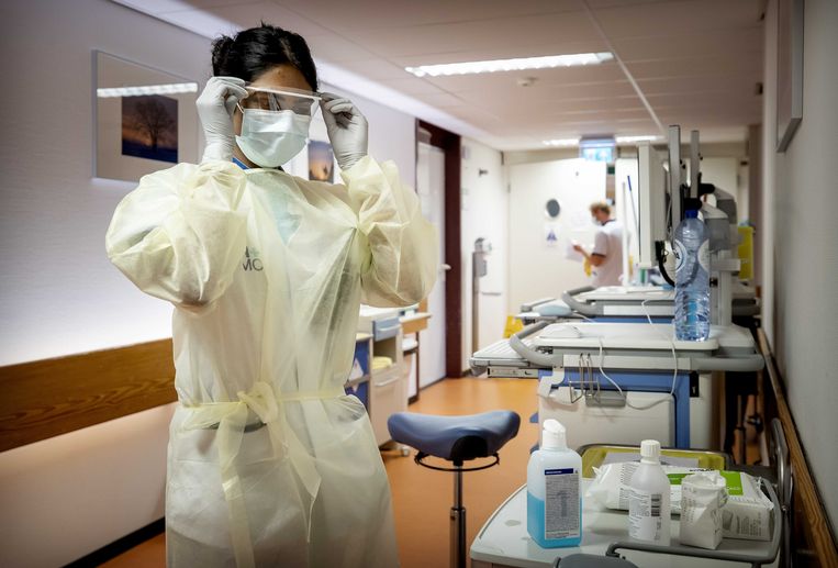 De coronafdeling van een ziekenhuis in Den Haag. De coronacrisis laat volgens artsen zien hoe belangrijk aandacht voor leefstijl is. Beeld ANP