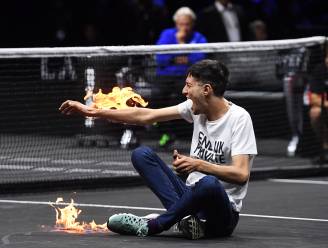 Opschudding in aanloop naar afscheidswedstrijd Roger Federer: klimaatactivist steekt eigen arm in brand