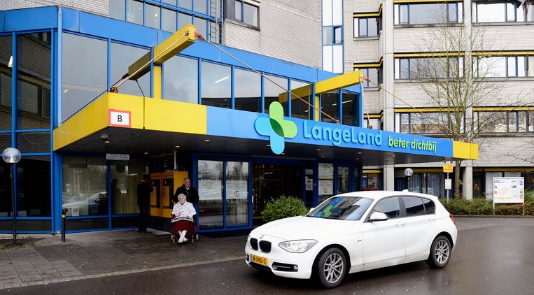 De ingang van het LangeLand Ziekenhuis, een van de ziekenhuizen die vorig jaar in de financiële problemen kwamen en moesten fuseren. Beeld Lex van Lieshout, ANP