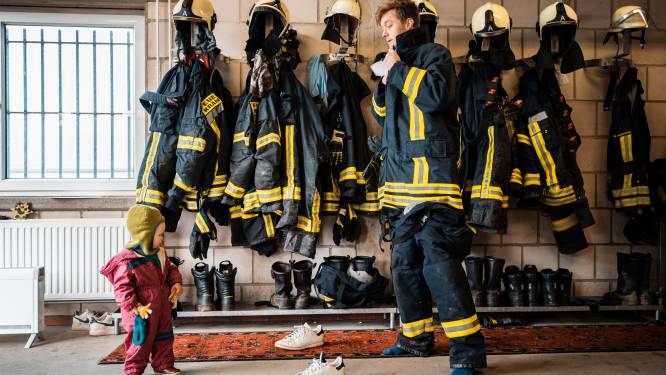 Maurits (34) geeft als politicoloog hoorcolleges aan de universiteit en blust als brandweerman branden in zijn eigen dorp