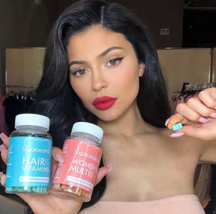 Kylie Jenner maakt reclame voor Sugarbearhair en verdient zo miljoenen.