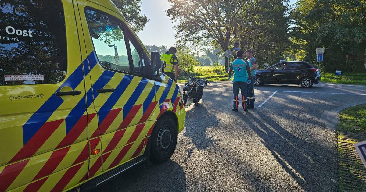 Ongeluk met motorrijder in Hengelo, verkeer staat vast.